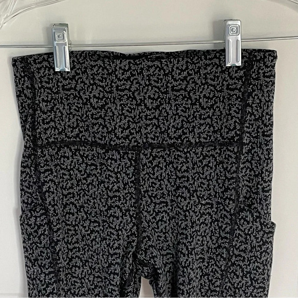 Athleta Ultimate Stash Pocket Textured 7/8 Tight - 29293 - Picture 4 of 16